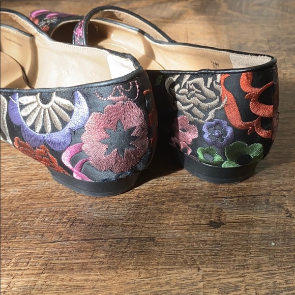 (CLOSET CLOSING FINAL SALE) Pointy Toe Floral Embroidered Chic Mary Janes - Picture 4 of 8